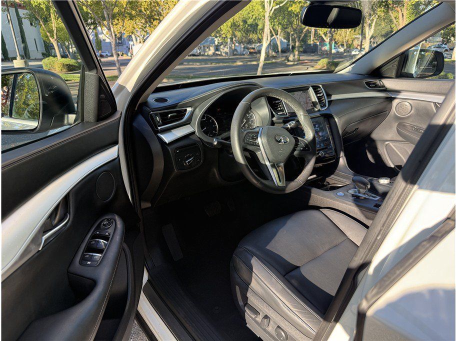 Used 2019 INFINITI QX50 Luxe w/ Navigation Package FWD image 9
