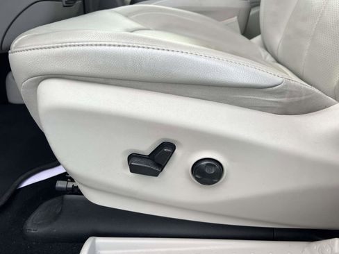 Used 2021 Chrysler Pacifica Touring-L image 15