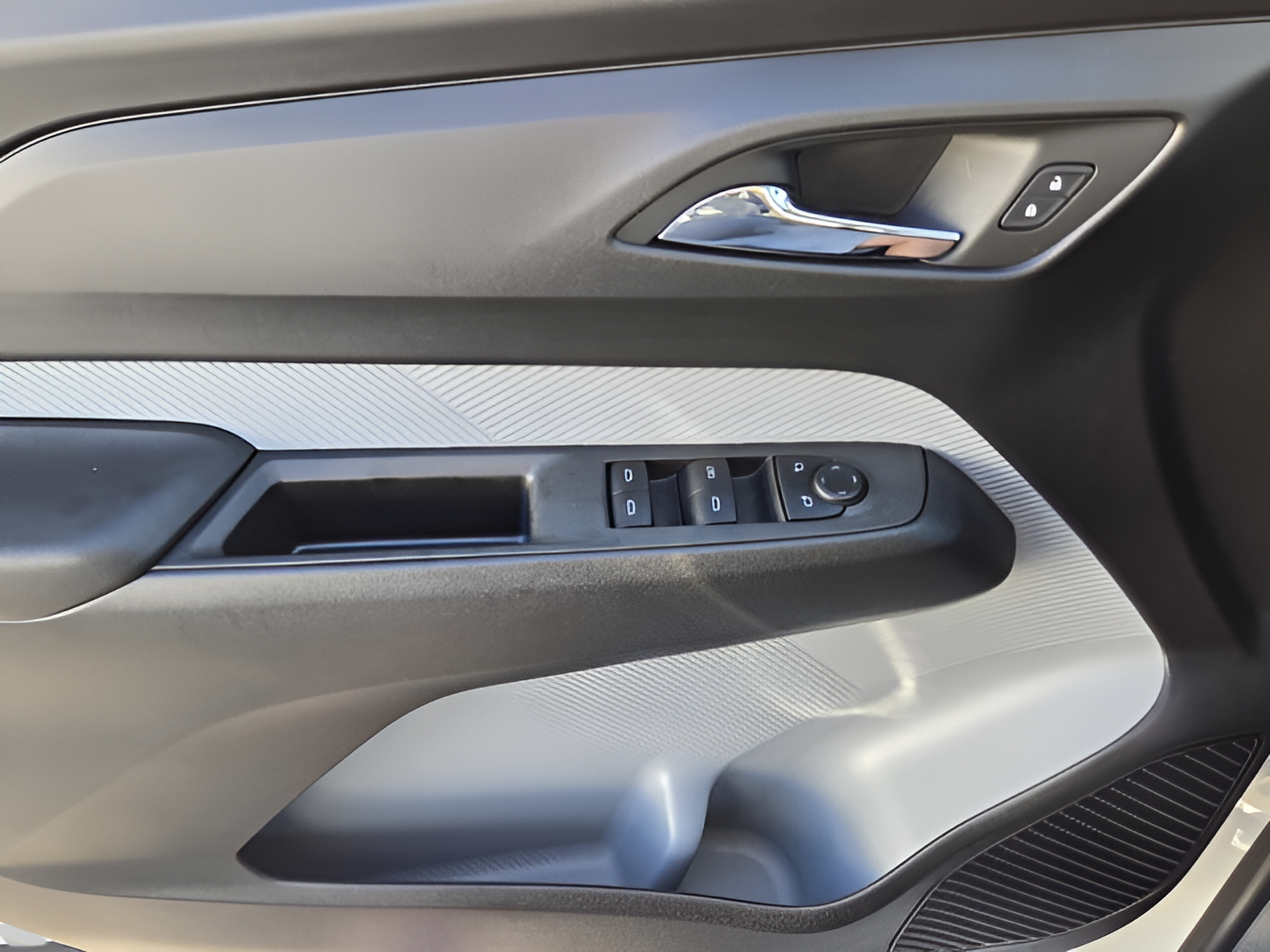 Certified 2027 Chevrolet Bolt LT w/ Comfort Package FWD image 29