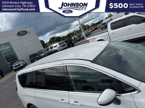 Used 2023 Chrysler Pacifica Touring-L FWD image 5
