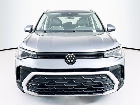 Used 2025 Volkswagen Taos SE AWD/4WD image 2