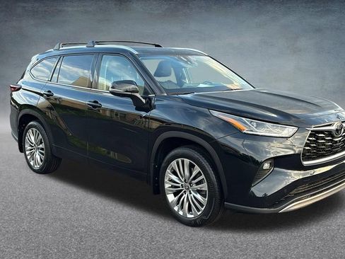 Used 2024 Toyota Highlander Platinum AWD/4WD image 2