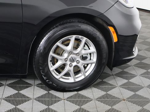 Used 2024 Chrysler Pacifica Touring-L image 53