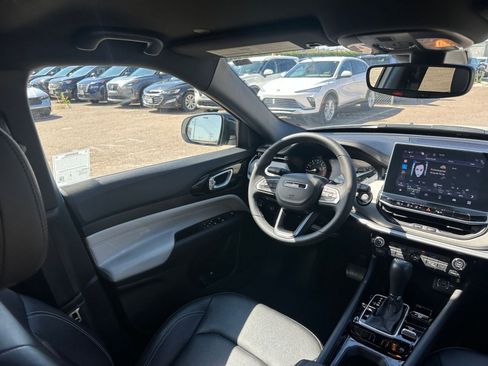 Used 2025 Jeep Compass Limited image 33