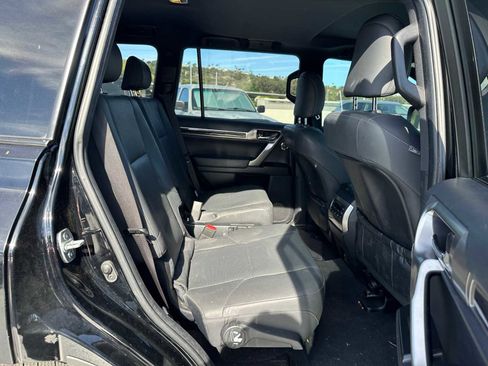 Used 2022 Lexus GX 460 Premium w/ Accessory Package image 17
