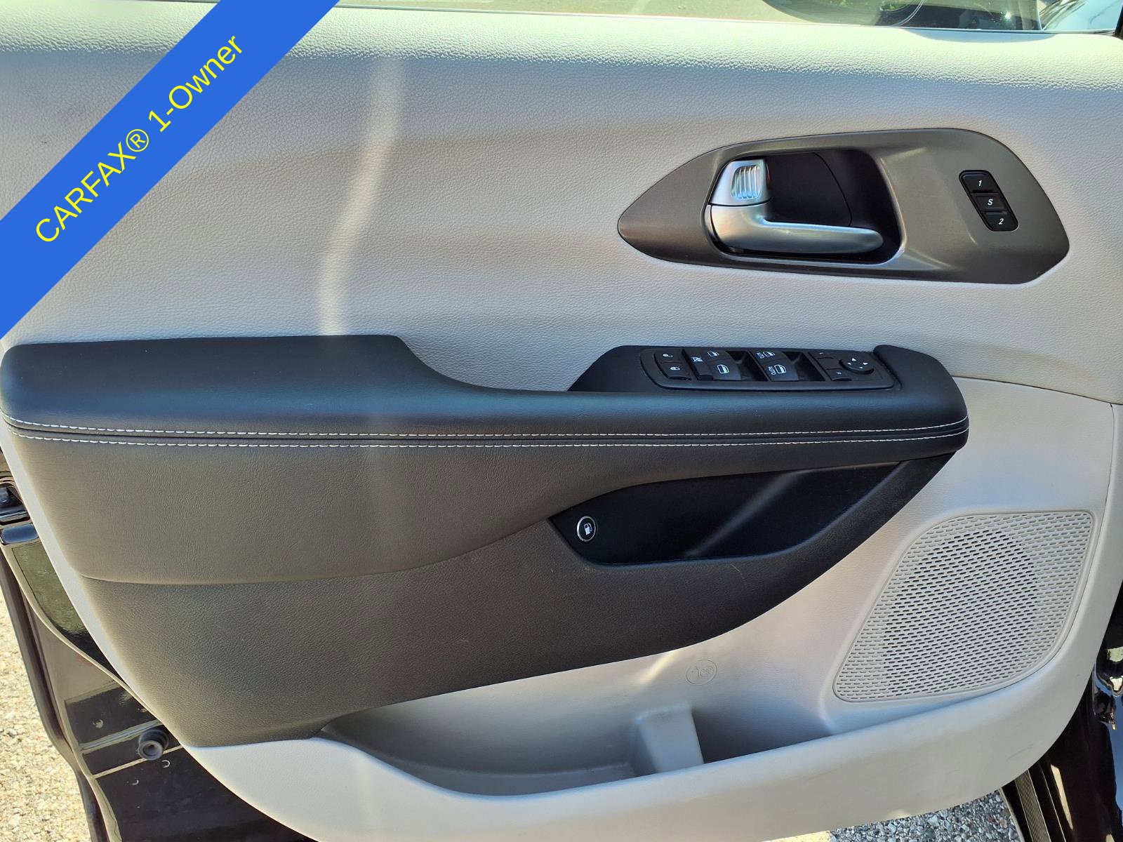Used 2024 Chrysler Pacifica Limited FWD image 17