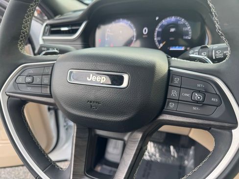 Used 2023 Jeep Grand Cherokee Limited image 23
