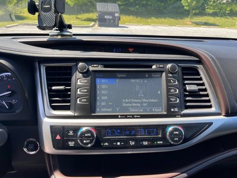 Used 2016 Toyota Highlander XLE AWD/4WD image 18