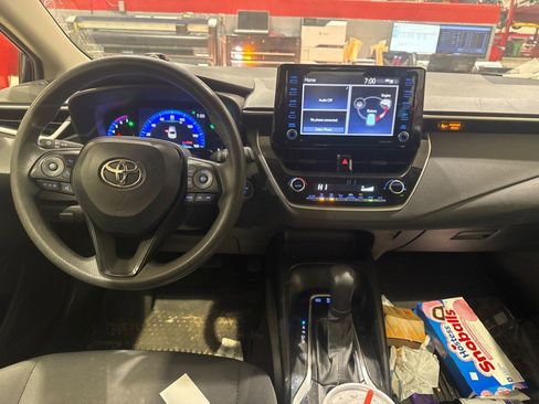 Used 2022 Toyota Corolla LE image 6