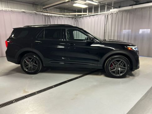Used 2025 Ford Explorer ST-Line w/ ST-Line Street Pack AWD/4WD image 8