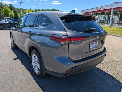 Used 2024 Toyota Highlander LE AWD/4WD image 3