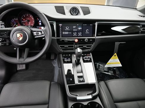 Certified 2025 Porsche Macan AWD/4WD image 6