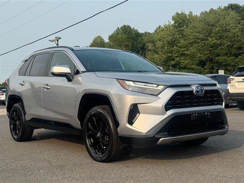 Used 2022 Toyota RAV4 SE w/ SE Grade Weather Package AWD/4WD image 4