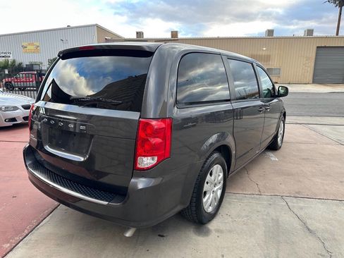 Used 2018 Dodge Grand Caravan SE w/ UConnect Hands-Free Group image 5