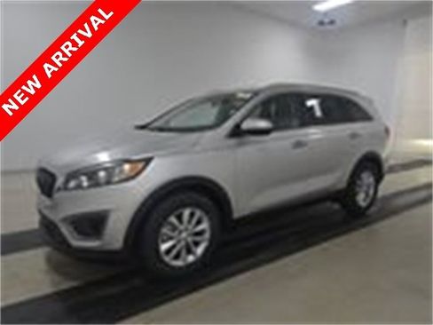 Used 2016 Kia Sorento LX w/ LX Convenience Package image 3