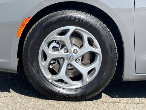 Used 2023 Chrysler Pacifica Limited FWD image 33