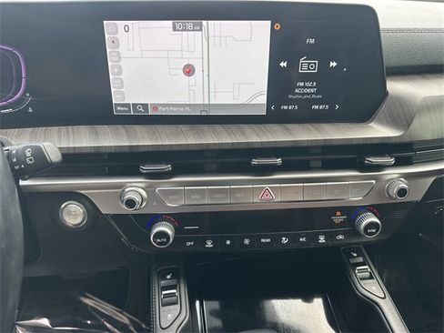 Used 2024 Kia Telluride EX w/ EX Captain's Chair Package image 25