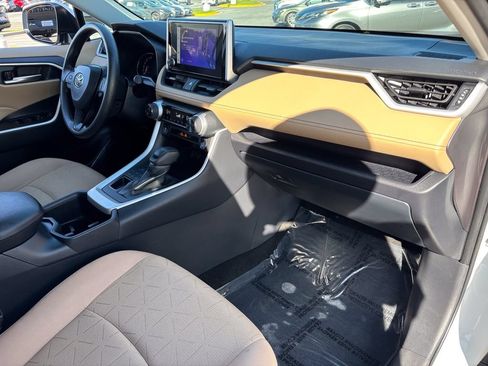Used 2025 Toyota RAV4 XLE AWD/4WD image 39