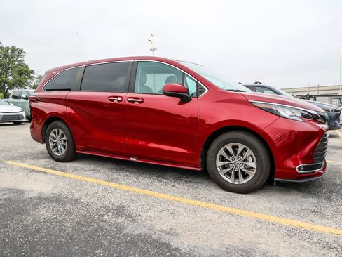 Used 2022 Toyota Sienna XLE FWD image 5