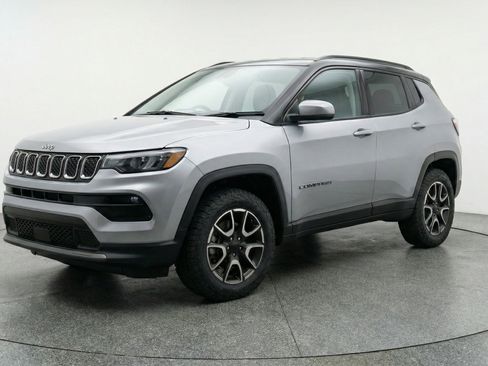Used 2025 Jeep Compass Trailhawk AWD/4WD image 3