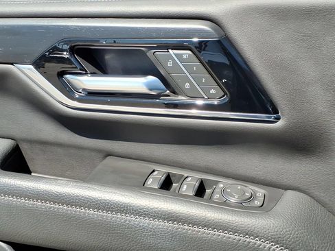 Used 2025 GMC Yukon XL Denali RWD image 38