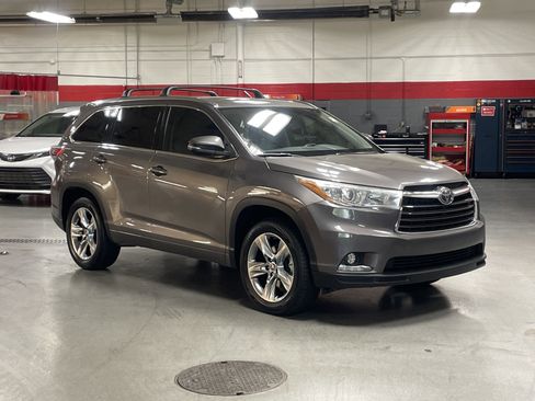 Used 2016 Toyota Highlander Limited FWD image 2