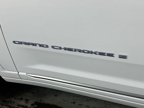 Used 2022 Jeep Grand Cherokee Summit AWD/4WD image 29