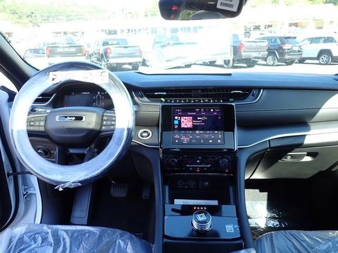 New 2025 Jeep Grand Cherokee L Altitude image 14