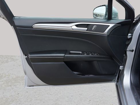 Used 2020 Ford Fusion SE image 17