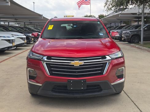 Used 2023 Chevrolet Traverse LT w/ Rear Camera Mirror Package FWD image 8