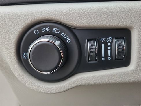 Used 2024 Chrysler Voyager LX image 21