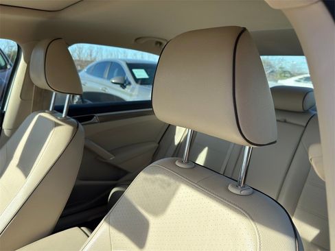 Used 2018 Volkswagen Passat 2.0T SE image 9
