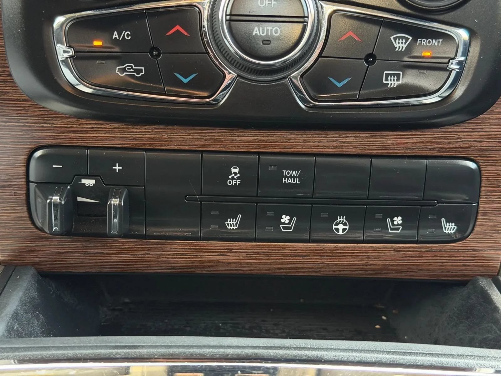 Used 2016 RAM 1500 Laramie w/ Convenience Group AWD/4WD image 18
