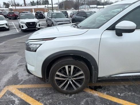 Used 2025 Nissan Pathfinder Platinum image 11