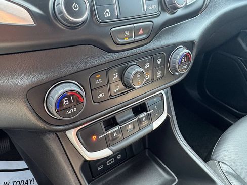 Used 2024 GMC Terrain SLT FWD image 25