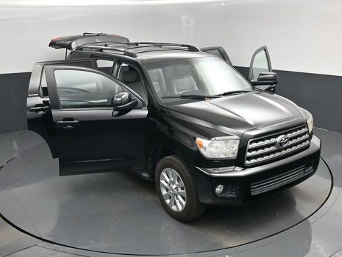 Used 2017 Toyota Sequoia Platinum image 19
