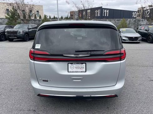 Used 2024 Chrysler Pacifica Touring-L image 5