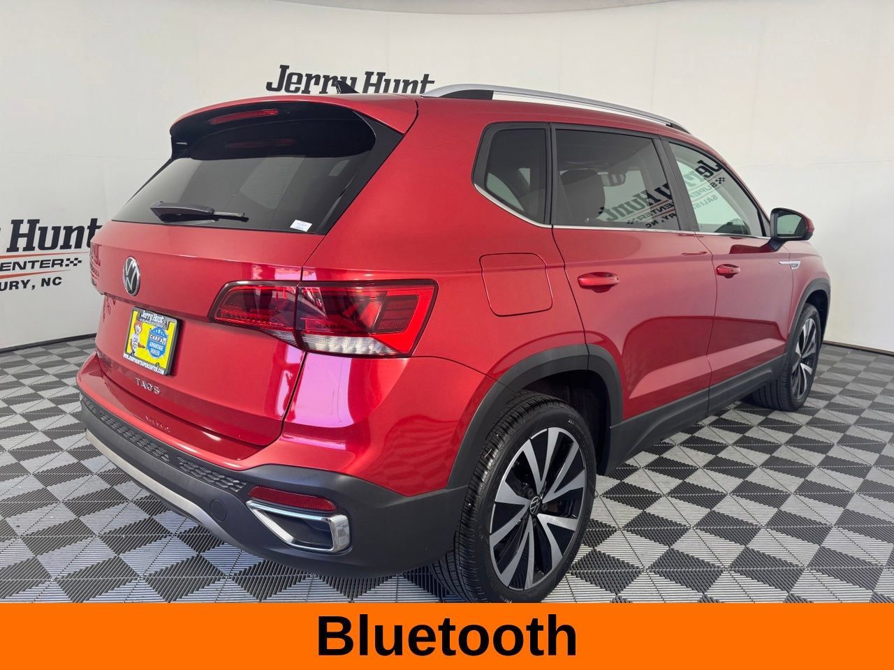 Used 2023 Volkswagen Taos SE w/ Panoramic Sunroof Package FWD image 7