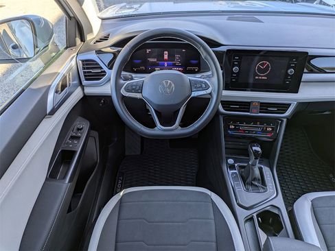 Certified 2025 Volkswagen Taos SE w/ Black Wheel Package image 18