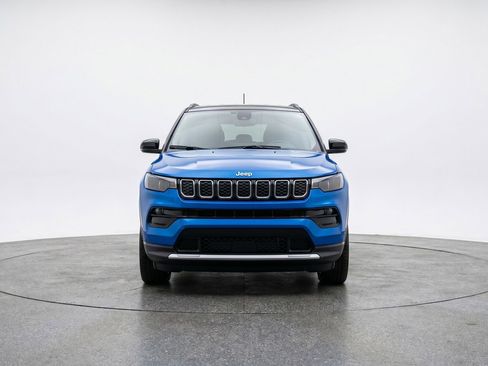 Used 2025 Jeep Compass Limited AWD/4WD image 2
