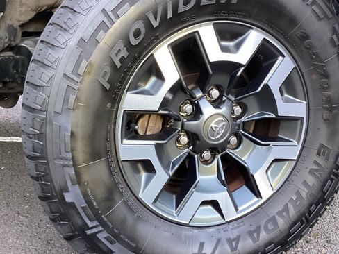 Used 2017 Toyota Tacoma TRD Off-Road image 18