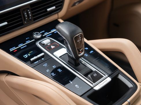 Used 2022 Porsche Cayenne S Platinum image 29