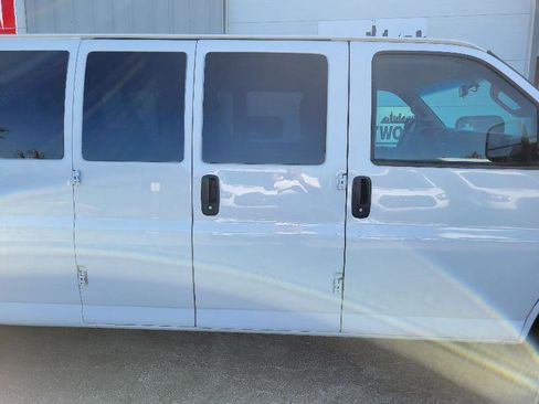 Used 2017 Chevrolet Express 3500 LT w/ LT Preferred Equipment Group image 26