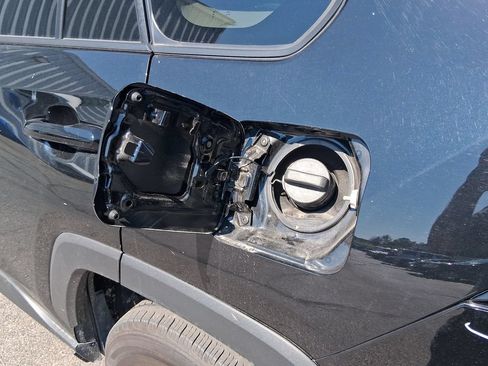 Used 2025 Toyota RAV4 XLE AWD/4WD image 9