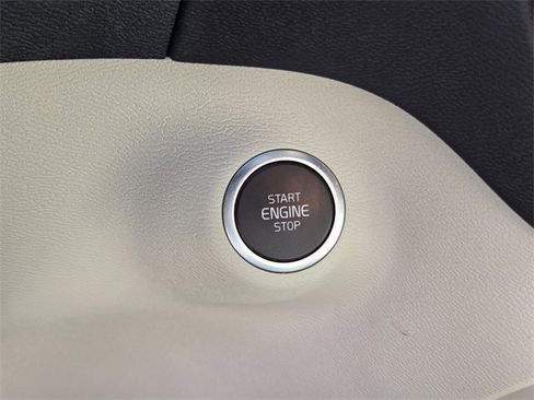 Certified 2024 Volvo XC40 B5 Plus w/ Protection Package Premier image 30