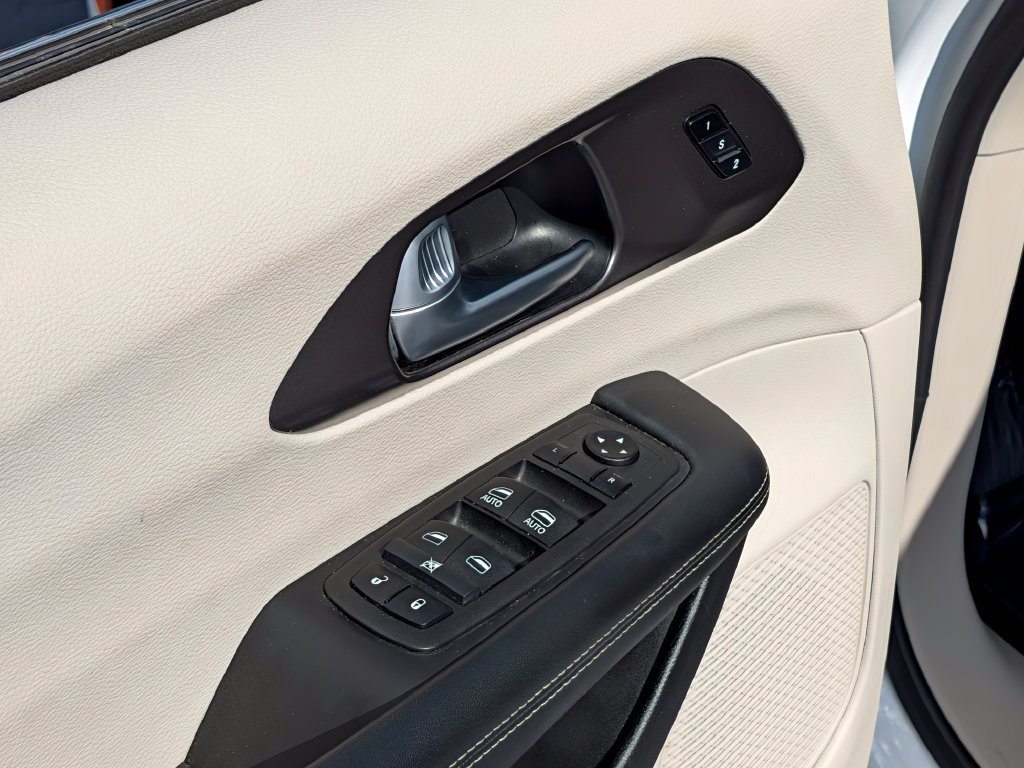 Used 2024 Chrysler Pacifica Touring-L FWD image 14