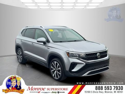 Used 2024 Volkswagen Taos SE FWD image 1