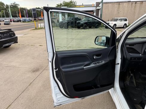 Used 2017 Toyota Sienna SE Premium image 21