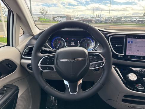 Used 2024 Chrysler Pacifica Touring-L image 21