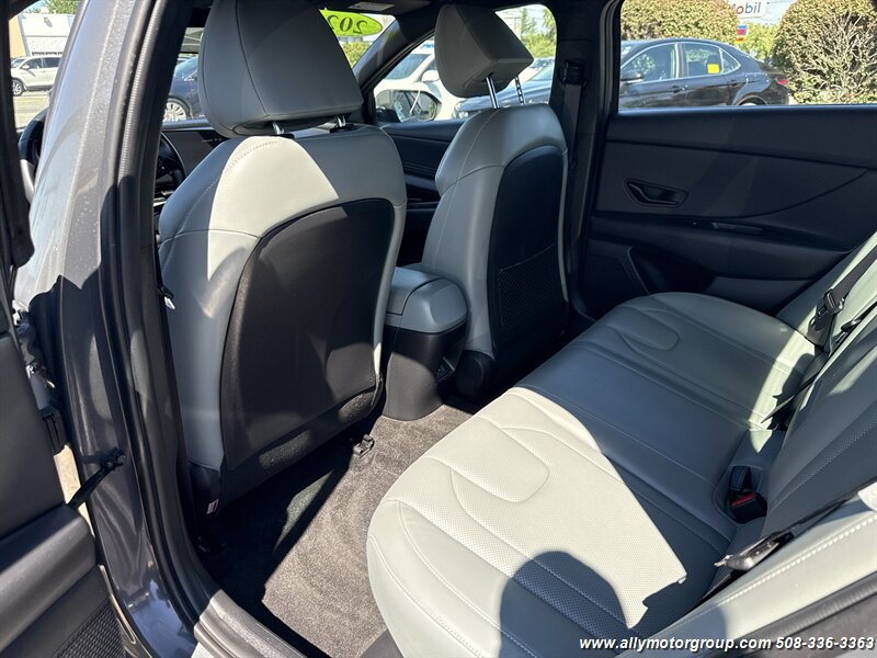 Used 2024 Hyundai Elantra Limited FWD image 15